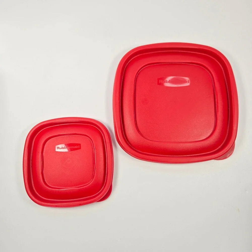 2 Rubbermaid Easy Find Lids 4.5